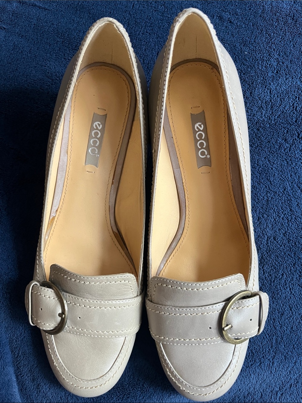 Ecco Women's Cream Leather Buckle Loafers with Round Buckle